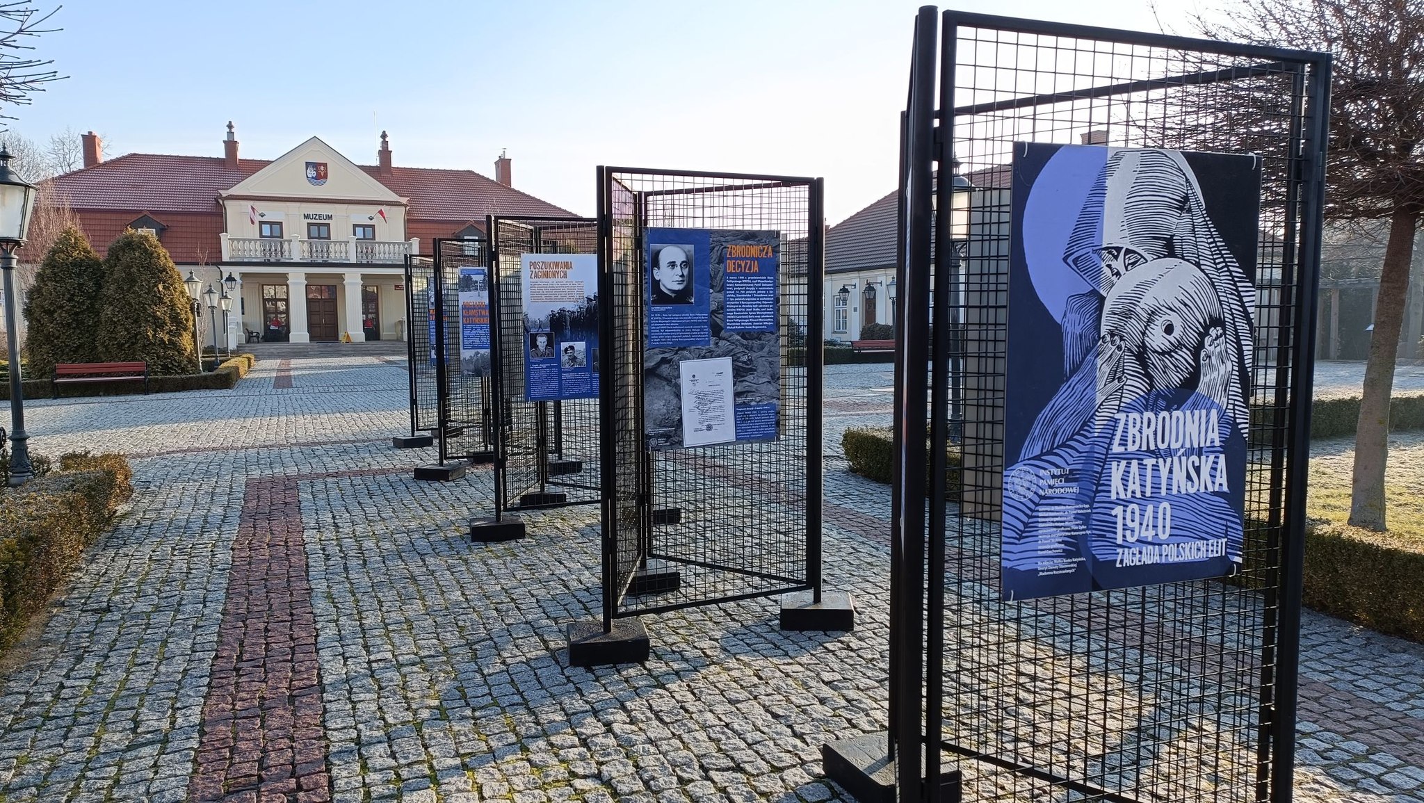 „Zbrodnia Katyńska 1940. Zagłada polskich elit” – nowa wystawa plenerowa w Muzeum Ziemi Leżajskiej